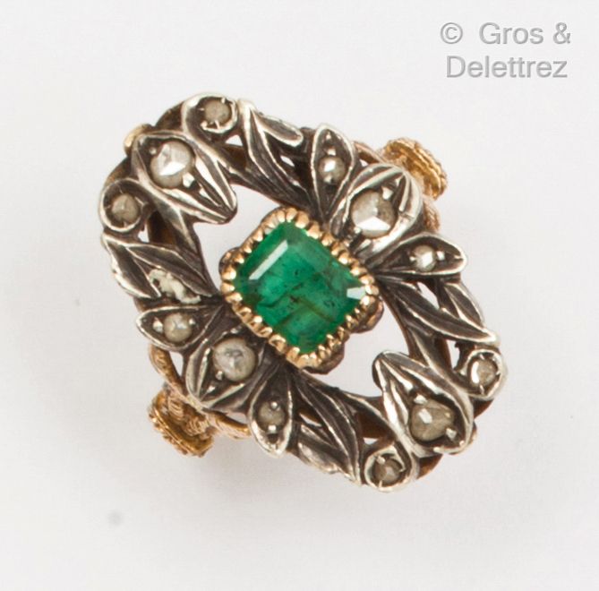Null 黄金和银戒指，在玫瑰式切割钻石的叶子中镶嵌了一颗方形祖母绿。手指大小：54。毛重：7.6克