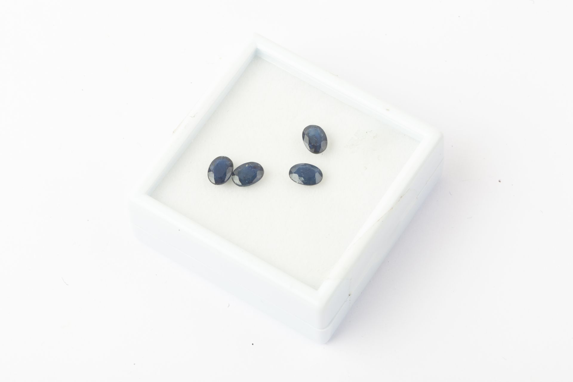 Null Lot of four sapphires on paper.

Weight of the sapphires : 4,33 carats