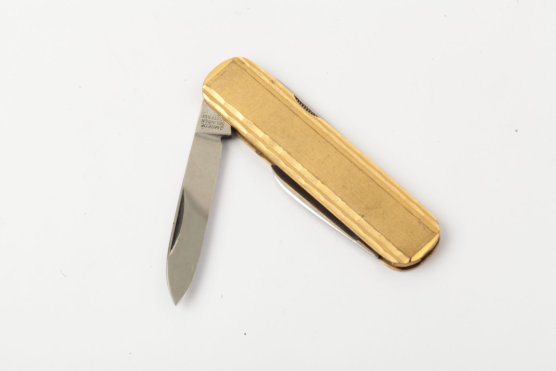 Null Vergoldetes Metall-Taschenmesser, Stahlklinge. Länge : 6,5 cm.