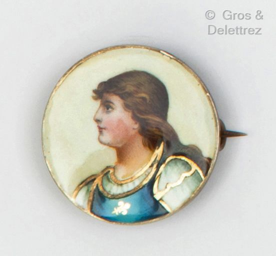 Null Spilla in argento smaltato che rappresenta "Giovanna d'Arco". Diametro: 2,4&hellip;