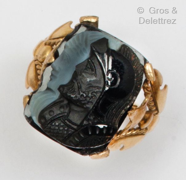 Null 黄金戒指，镶嵌有玛瑙的两个轮廓。布景是用百合花装饰的。手指大小：58。毛重：9.6克。