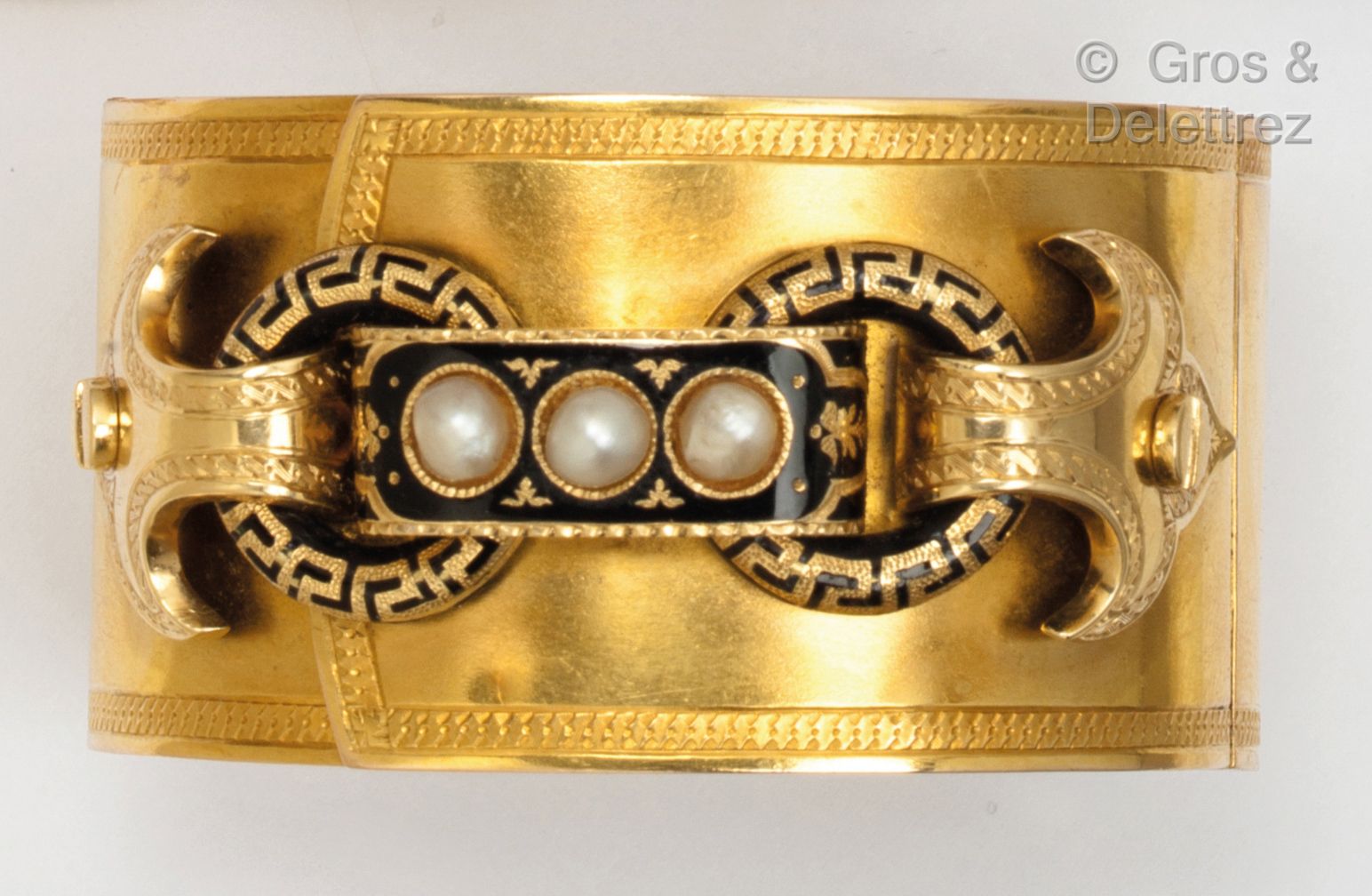 Null 饰有百合花的黄金手镯，中央有一个黑色珐琅图案，镶嵌着三颗珍珠。拿破仑三世时期的作品。手腕尺寸：16厘米。毛重：52,4g。