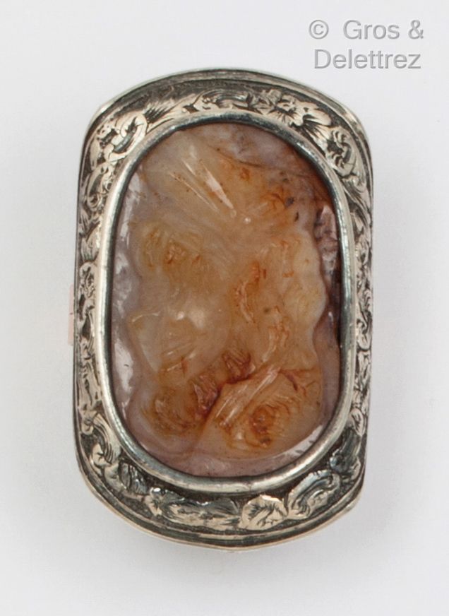 Null 一枚玫瑰金戒指，上面有玛瑙的浮雕，镶嵌在银色的凹槽里。手指大小：51（附带戒指）。毛重：8.7克