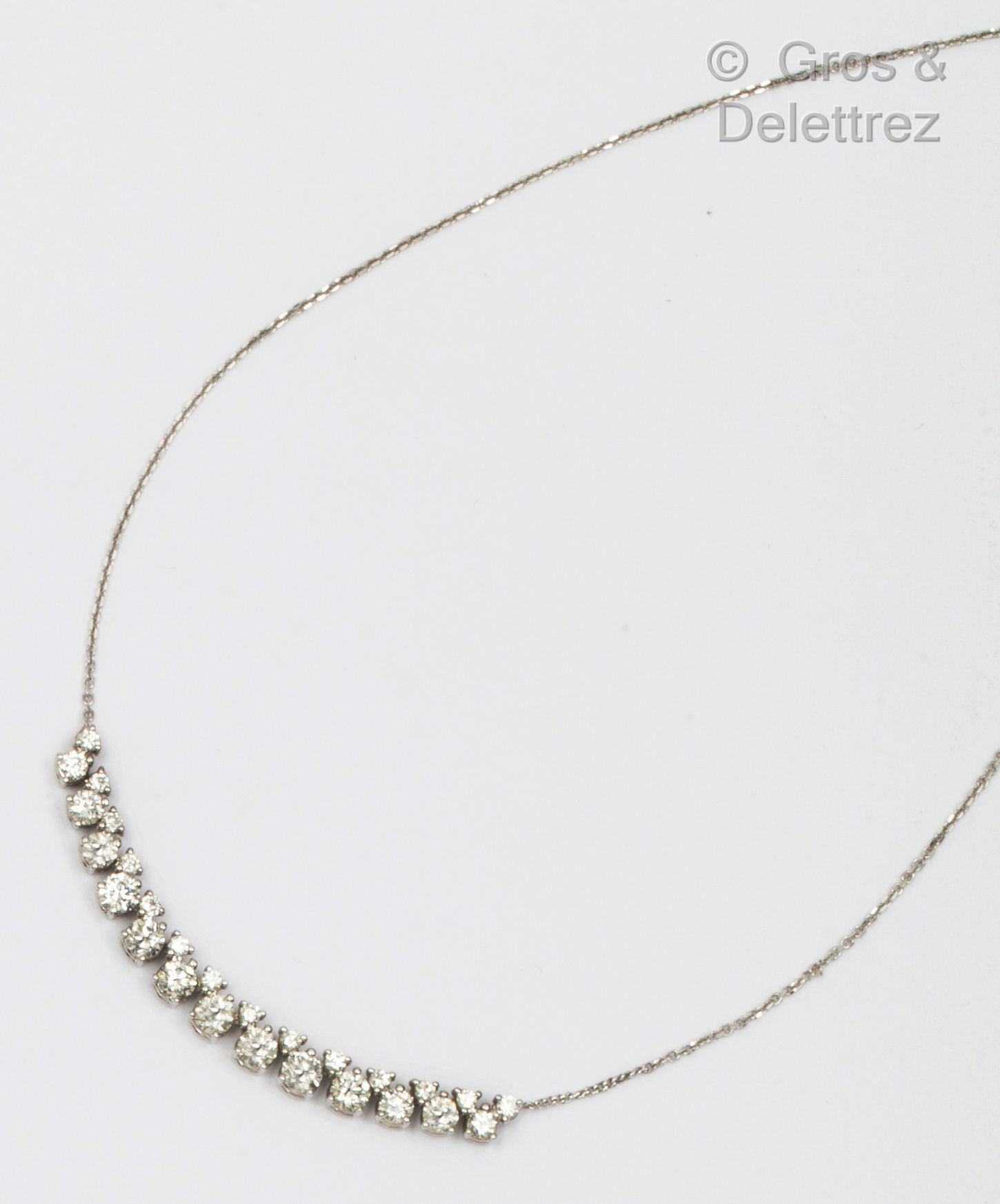 Null 白金项链，装饰有一排明亮式切割钻石，上面有较小的钻石。长度：41厘米。毛重：3.3克。