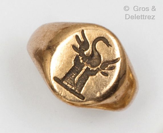 Null 黄金（9K）"Chevalière "戒指，刻有塔上的龙。手指大小：52。毛重：7.7克