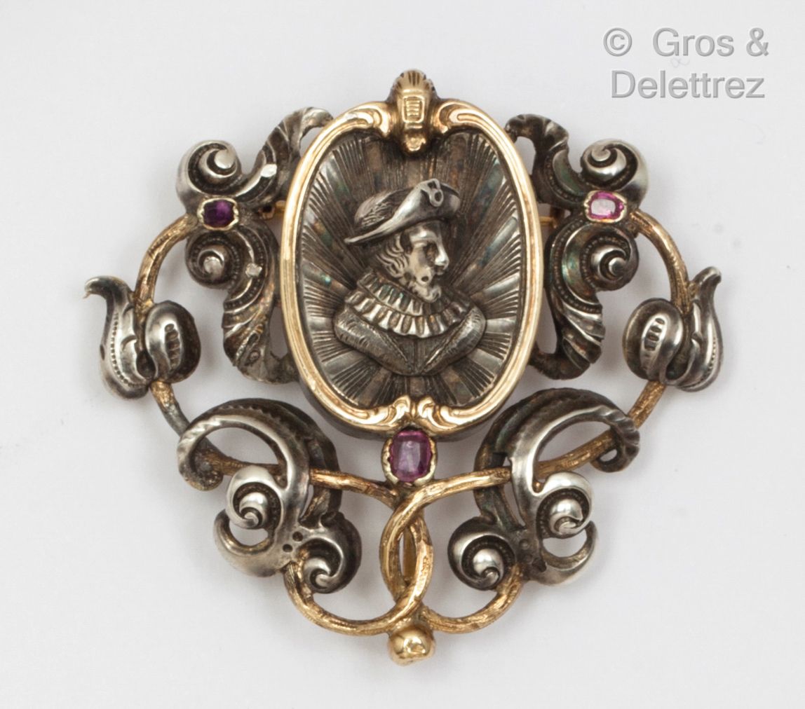 Null Yellow gold and silver brooch, decorated with a figure in the round on a ro&hellip;