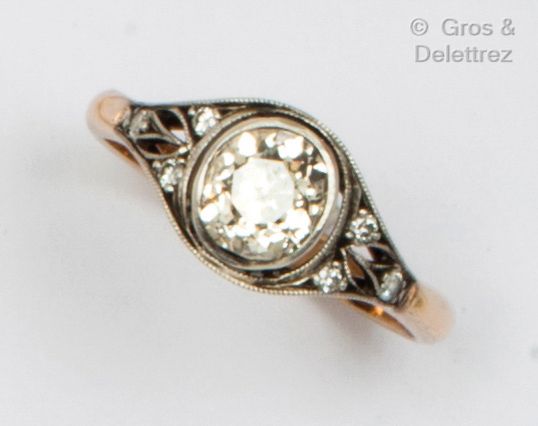 Null Ein Ring aus 14 Karat Gelbgold und Silber, besetzt mit einem Diamanten im A&hellip;