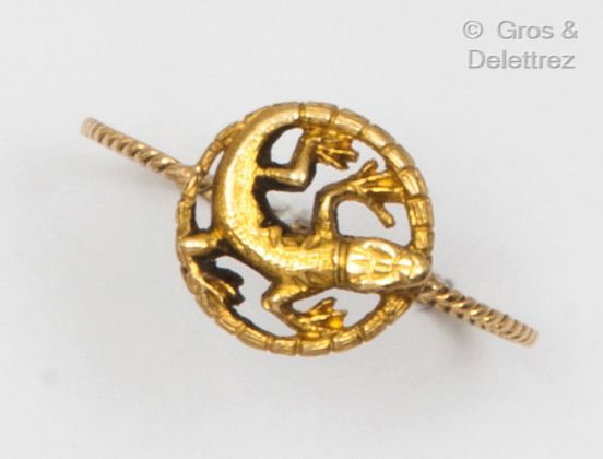 Null Salamander "黄金戒指，采用圆形镂空设计。戒指是由一个麻花组成的。手指大小：59。P. 2g.