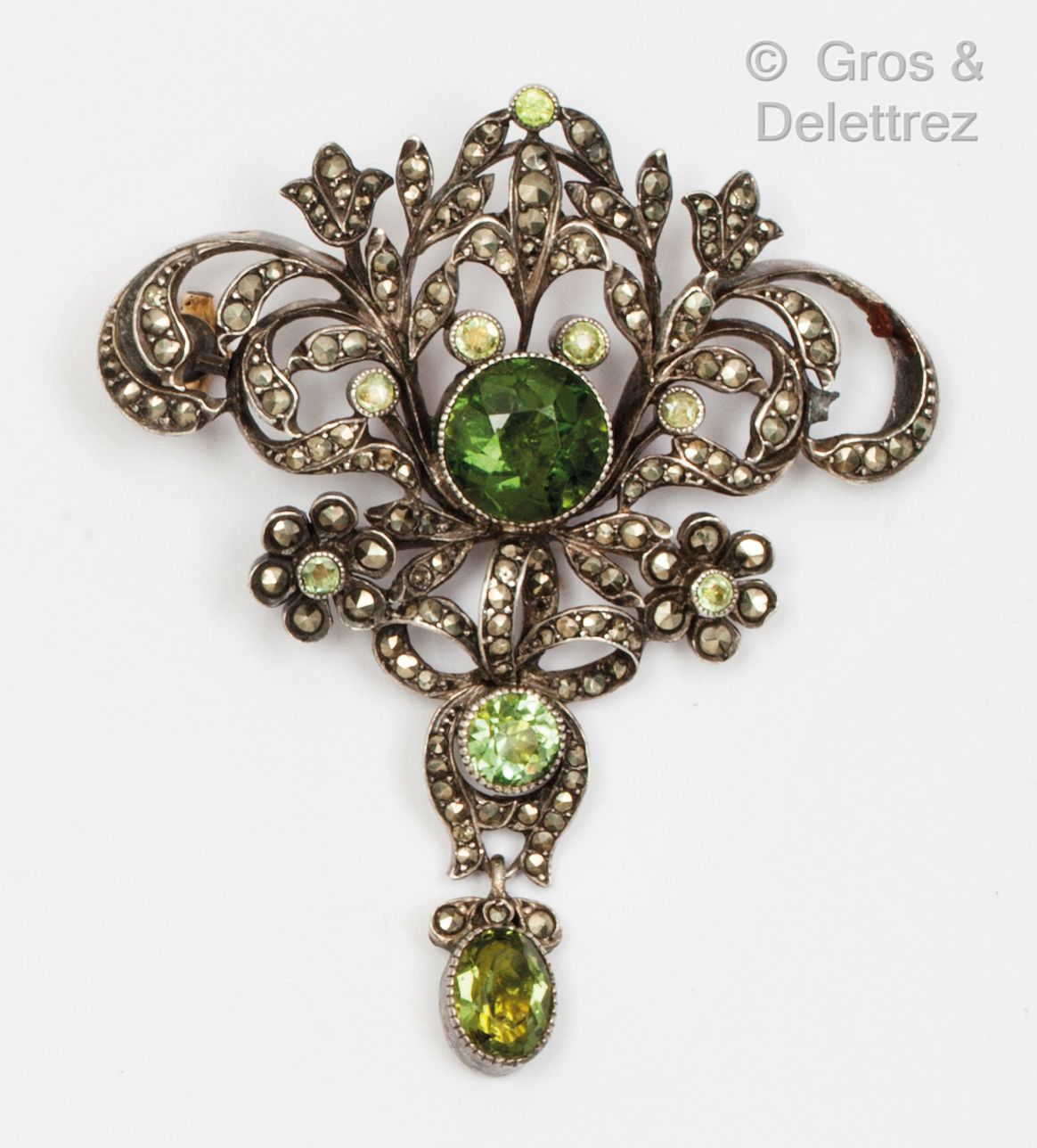 Null Broche de plata repujada decorado con flores y follaje engastado con hemati&hellip;