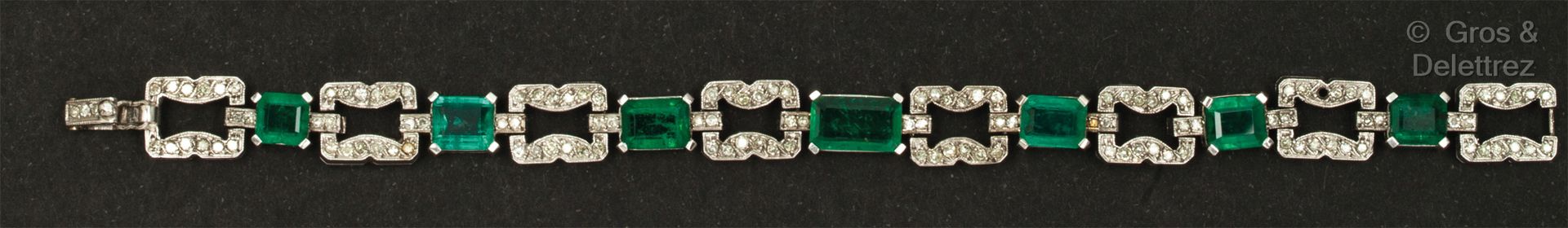 Null 白金铰链式手镯，带几何装饰，全部镶嵌8/8切割钻石，与切割祖母绿交替使用。长度：16厘米。毛重：23.9克。