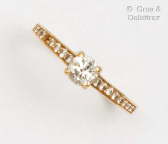 Null 黃金 "單鑽 "戒指，鑲有一顆圓形切割鑽石。戒指上镶嵌着较小的钻石。手指大小：52。毛重：2.7克。