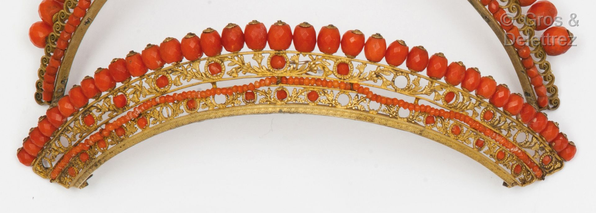 Null 一个镀金的金属头饰，上面有镂空的叶子和刻面的珊瑚。18世纪末的作品。尺寸：15厘米。