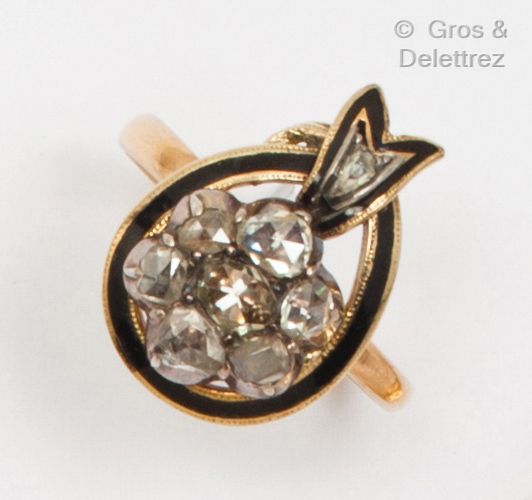Null 一枚黄金戒指，部分涂有黑色珐琅，花形图案上镶嵌着玫瑰式切割钻石，并以缎带为底纹。手指大小：52。毛重：3.6克。