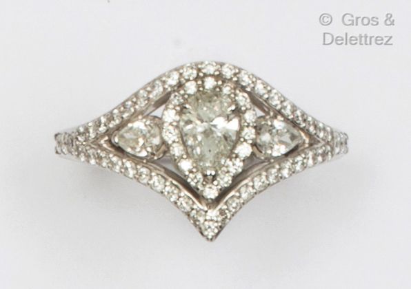 Null 镶嵌着一颗梨形钻石和两颗较小钻石的白金戒指。戒指部分镶嵌了明亮式切割钻石。

主钻石的重量：0.85克拉。

手指大小：52。毛重：3.9克。