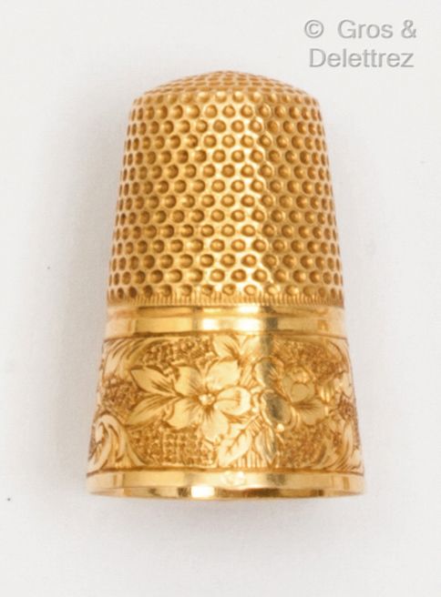 Null 黄金扭索纹饰的顶针，上面有花纹装饰。毛重：3,2g。