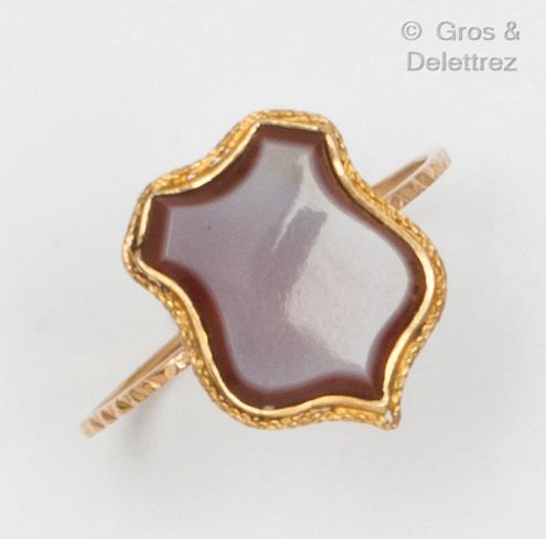 Null 黄金 "Écusson "戒指，以扭曲的方式镶嵌双色玛瑙。戒指上有钻石点装饰。手指大小：55½。毛重：1.7克。