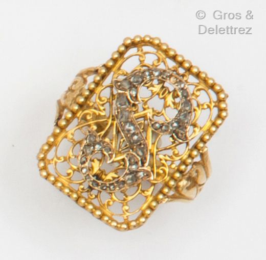 Null 镂空珍珠和卷轴的黄金戒指，上面有一个镶嵌着玫瑰式切割钻石的 "S"。手指大小：57。毛重：5.4克。