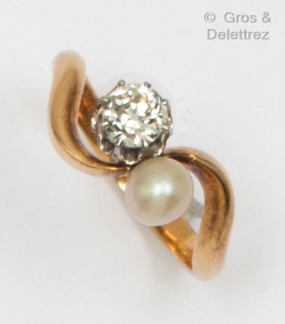 Null 黄金和铂金 "Toi et Moi "戒指，镶有一颗老式切割钻石和一颗珍珠。手指大小：50。毛重：3.2克。