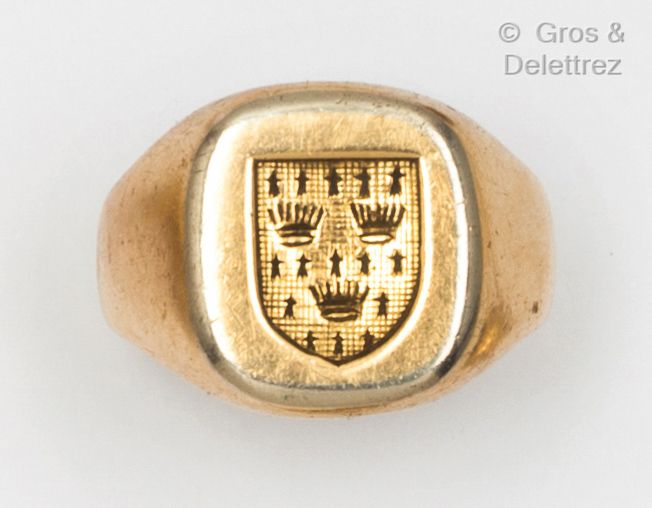 Null 黄金 "Chevalière "戒指，刻有三冠和星星装饰的纹章。手指大小：59。毛重：13.1克。