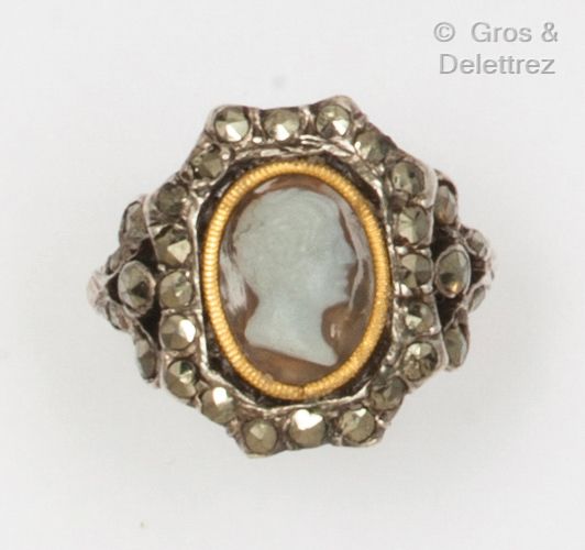 Null Yellow gold ring set with a cameo on two-coloured agate with a male profile&hellip;