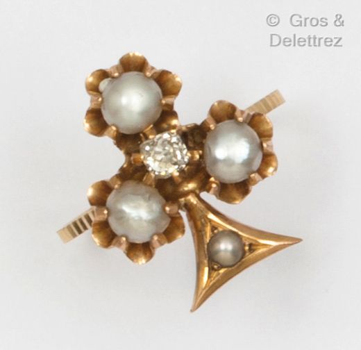 Null 
黄金 "FLEUR DE LYS "戒指，装饰有三叶草，上面镶嵌着养殖珍珠和一颗老式切割钻石。手指大小：50。毛重：2.5克。
