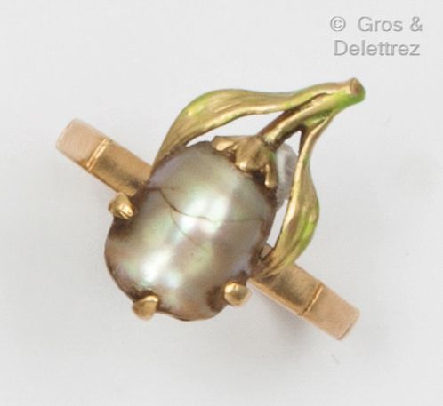 Null Yellow gold ring, decorated with a flower stylized by a baroque pearl, the &hellip;