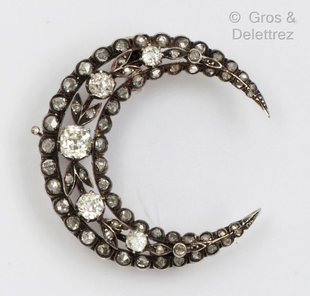 Null Yellow gold and silver "Crescent" brooch, decorated with foliage set with r&hellip;