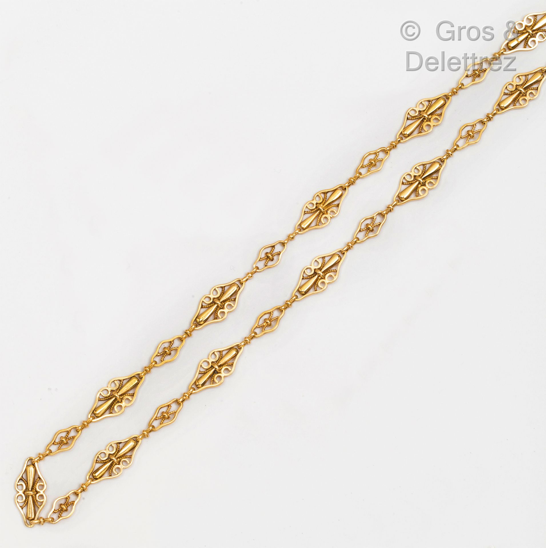 Null 黄金套装，包括一条项链和一条手链，由丝状多裂纹链接制成。项链长度：50厘米。手镯长度：20厘米。P. 49g.