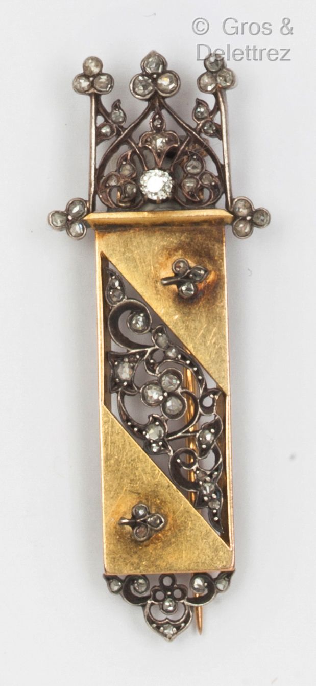 Null 黄金和银质胸针，镂空花朵，镶嵌老式切割钻石。长度：5.2厘米。毛重：9.7克。