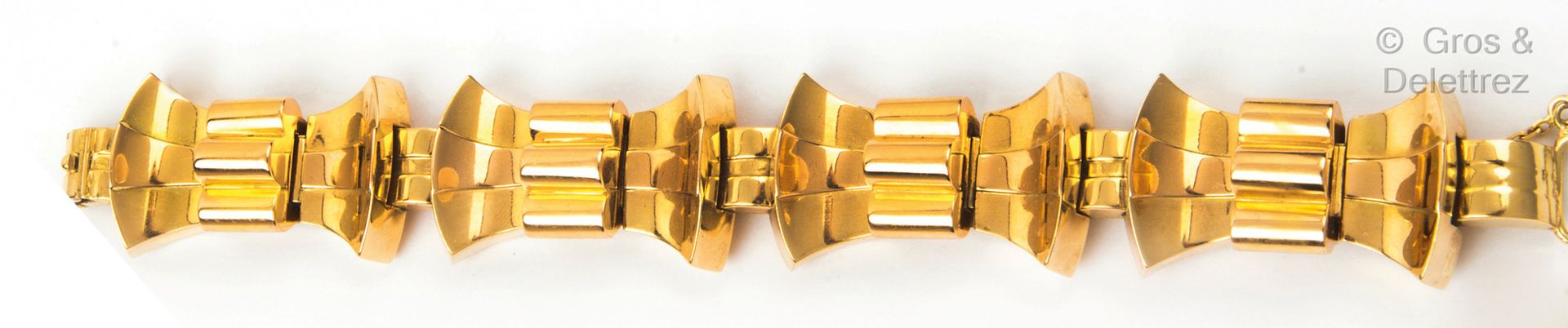 Null Bracelet « Tank » en or jaune à décor de palmettes et de godrons. Vers 1940&hellip;