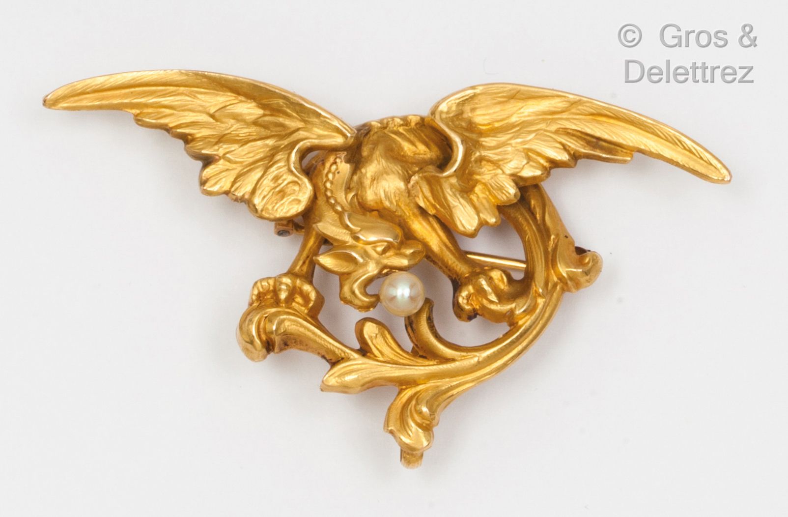 Null Important yellow gold brooch representing a chimera holding a pearl. Dimens&hellip;