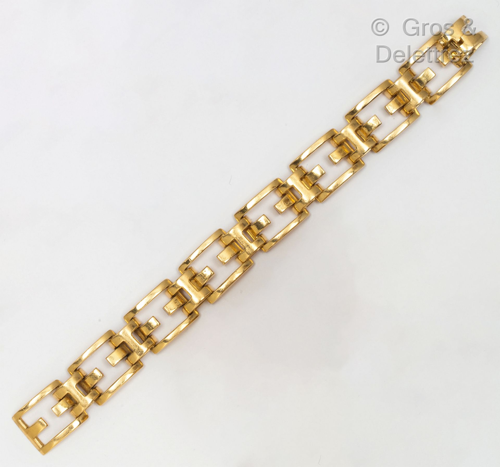 HERMES 黄金柔软的手镯，由镂空的几何链节和凹陷的 "H "交替组成。签名：Hermès Paris，并有编号。长度：17厘米。D. 56.6克。