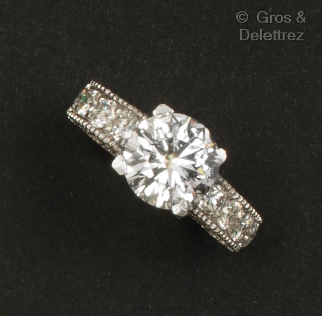 Null 白金 "单颗钻石 "戒指，镶有一颗明亮式切割的钻石，周围有较小的钻石（缺少一颗）。手指大小：52。毛重：2.9克。