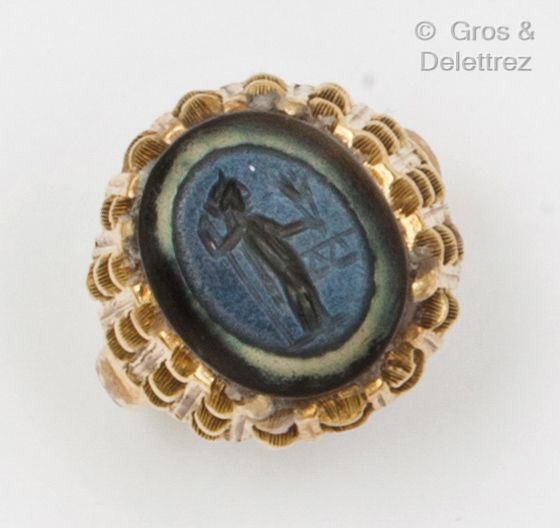 Null 镂空的黄金戒指，镶嵌着玛瑙上的凹版，刻着一个手持橄榄枝的人物。手指大小：52。毛重：5.5克。
