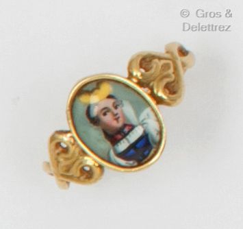 Null 黄金戒指，装饰有代表一位戴帽子的年轻女子的微型珐琅。19世纪的作品。手指大小：53。毛重：1.3克。