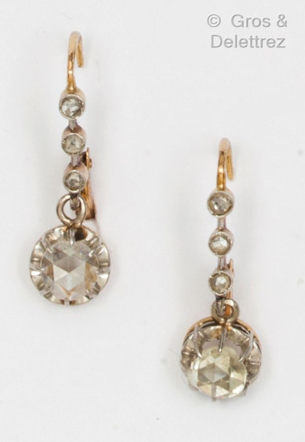 Null 一对黄金 "Dormeuses "耳环上镶嵌着一排玫瑰式切割钻石，最后是一颗较大的钻石。长度 : 2,2 cm。毛重：3.9克。