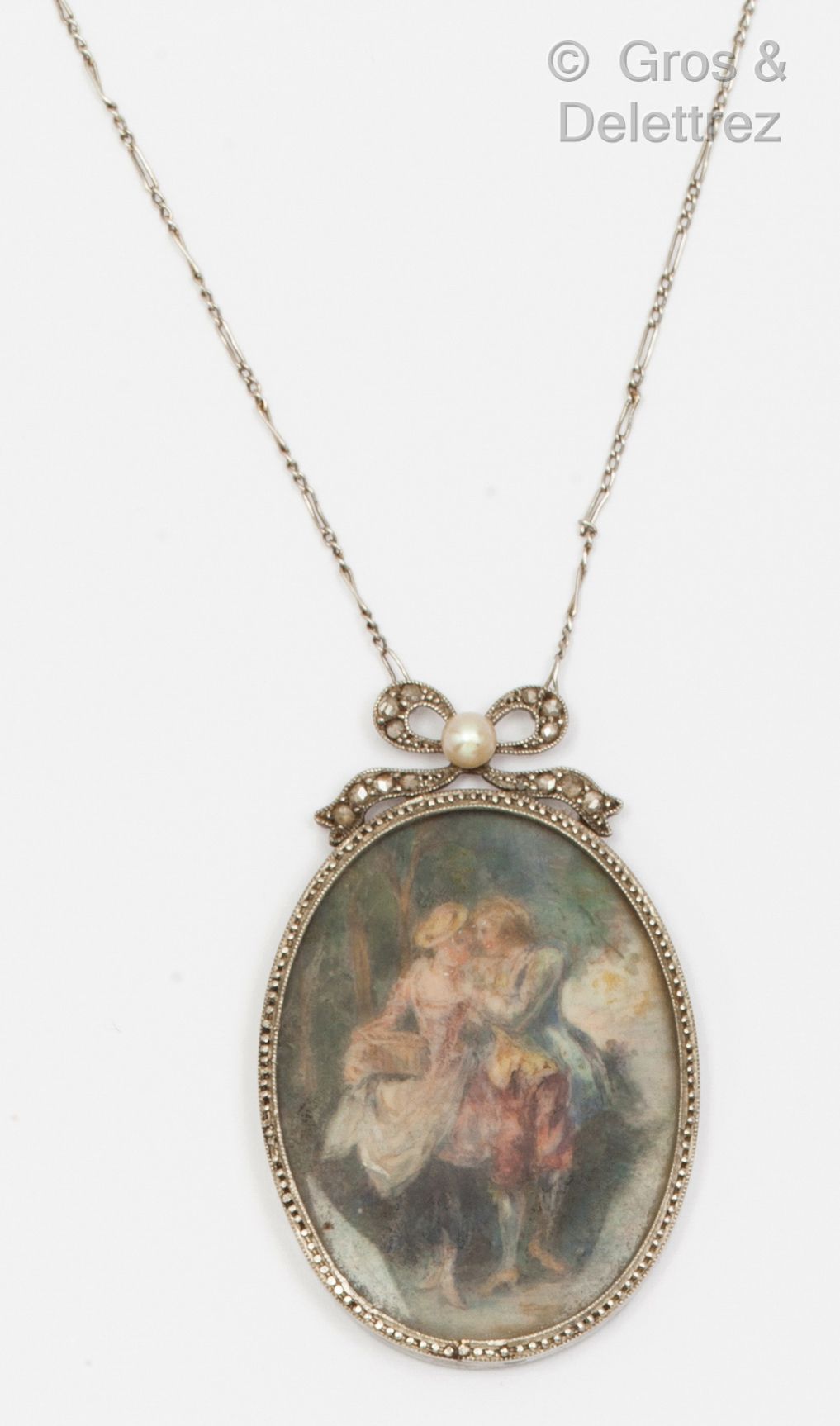Null 一条白金项链，珍珠母贝上绘有描绘浪漫场景的微型画，顶部是一个镶嵌有珍珠和玫瑰式切割钻石的蝴蝶结。毛重：8克。