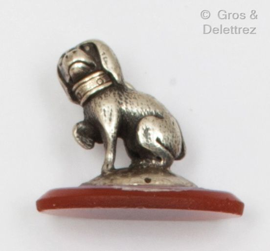 Null 银质印章，装饰着玛瑙盘上代表狗的雕塑。长度：1,7 cm。毛重 : 4,8g
