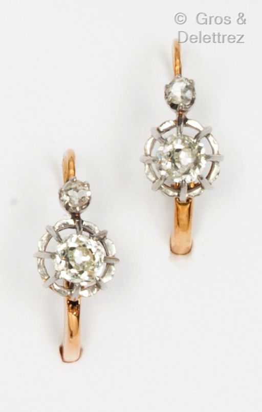 Null 一对黄金 "Dormeuses "耳环，每只都镶嵌了一颗老式切割钻石和一颗玫瑰切割钻石。长度 : 1,4 cm。毛重：3克。