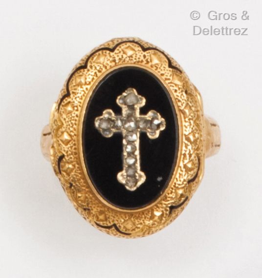 Null 黄金 "纪念品 "戒指，椭圆形的开口图案用黑色珐琅强化，顶部是一个镶嵌玫瑰式切割钻石的十字架。手指大小：47，毛重：4.8克