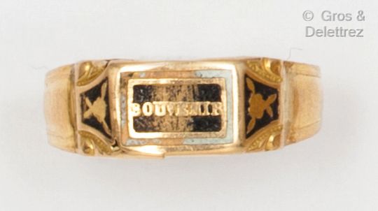Null 绘有 "Souvenir "字样和花朵的黄金戒指。查理十世时期。(对珐琅质的意外)。手指大小：56。毛重：1.5克。