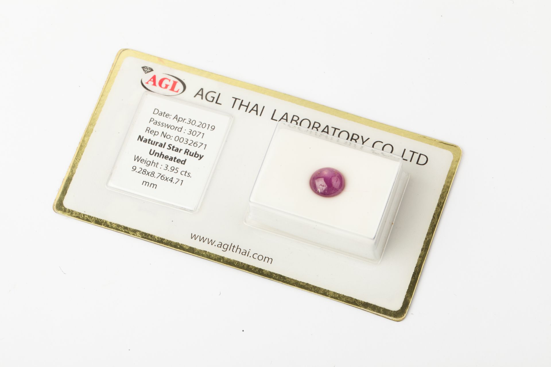 Null 印章下的星形红宝石凸圆形。

蓝宝石的重量：3,95克拉。

AGL（泰国宝石实验室）的报告显示没有观察到热处理。