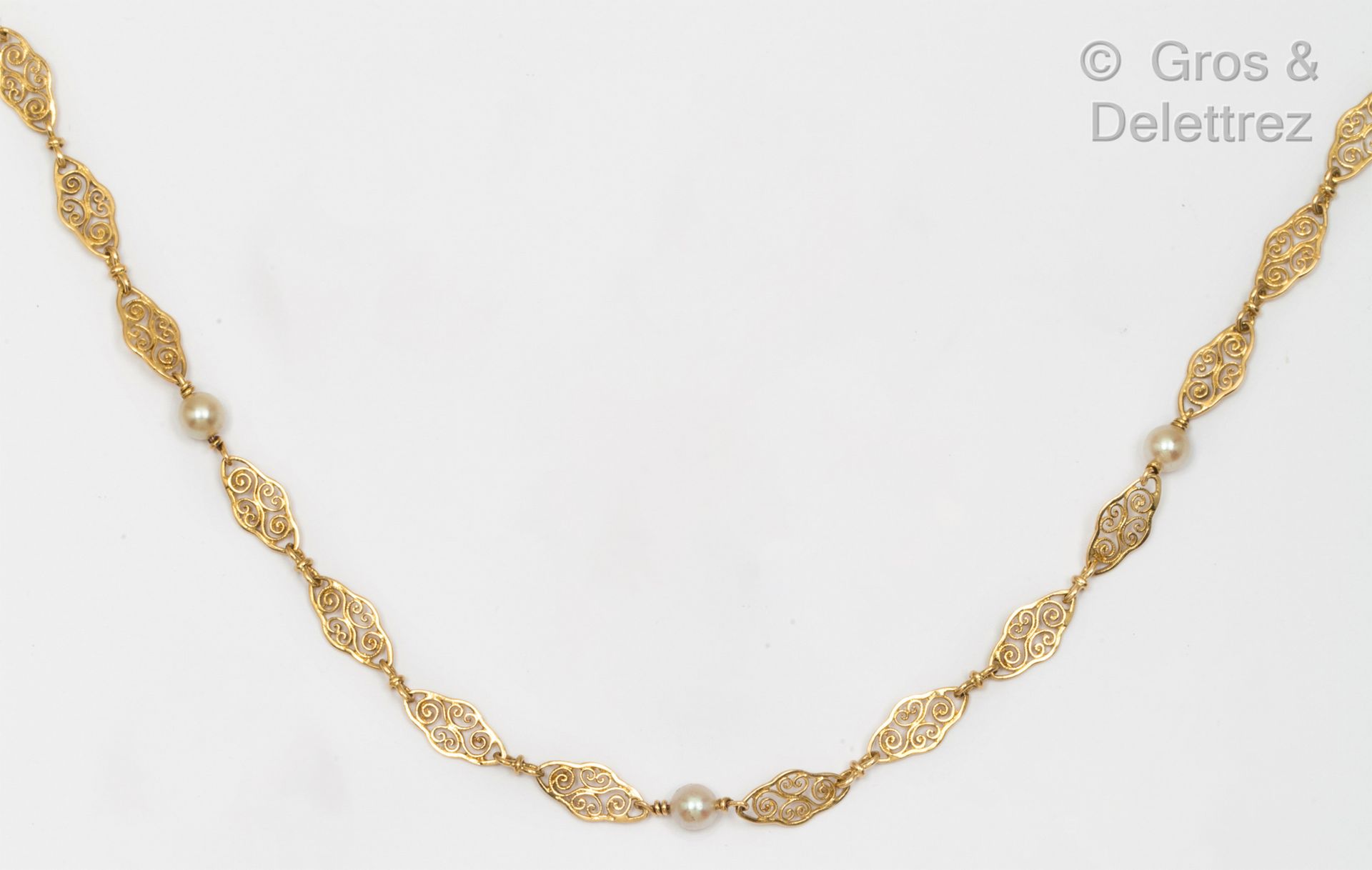 Null 黄金项链，由丝状多裂纹链接和养殖珍珠交替组成。长度：48厘米。毛重：19克。