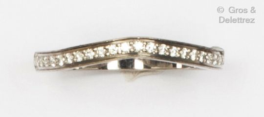 CARTIER "新浪潮 "戒指- 铂金半婚戒，镶嵌明亮式切割钻石。有签名和编号的。手指大小：48。 毛重：3克。