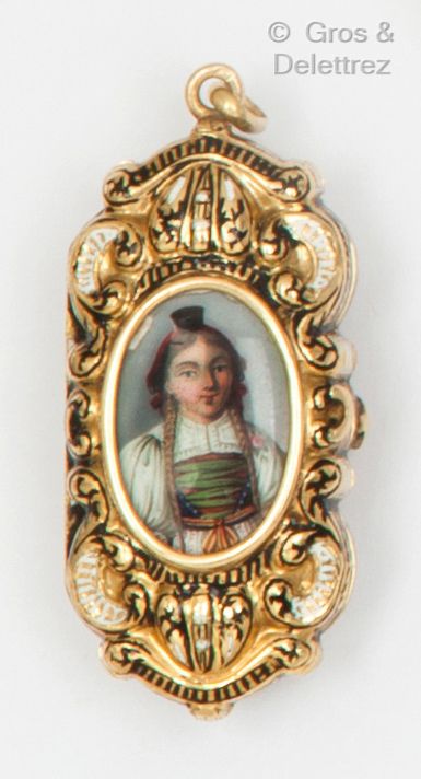 Null 黄金吊坠 "Vinaigrette"，双面装饰，代表穿着地方服装的妇女肖像。尺寸：4 x 2厘米。毛重：13.1克。
