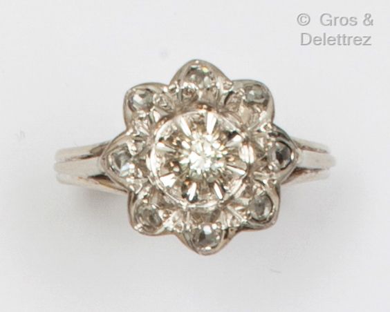 Null 白金 "花 "戒指，在一圈玫瑰式切割钻石中镶嵌一颗明亮式切割钻石。手指大小：51。毛重：4.1克。