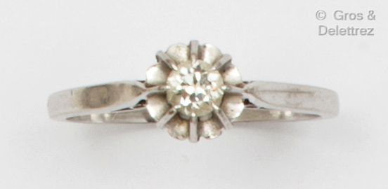 Null 白金 "Solitaire "戒指，镶有一颗明亮式切割钻石。

钻石的重量：0.15克拉。

手指大小：53。毛重：2.8克。