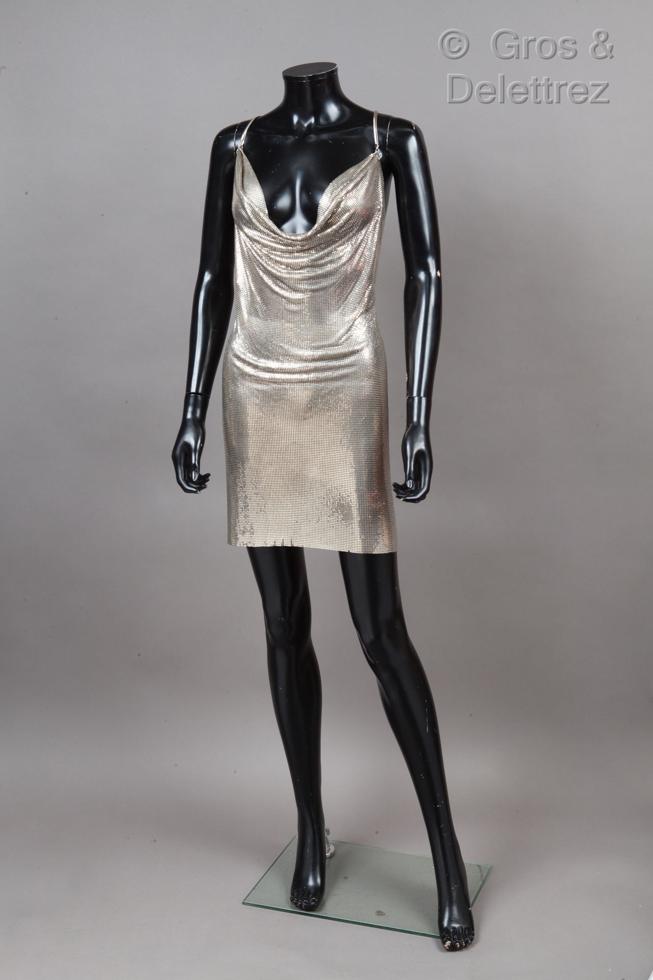 Paco RABANNE circa 1980 Mini robe cote de maille en métal argenté, décolleté bat&hellip;