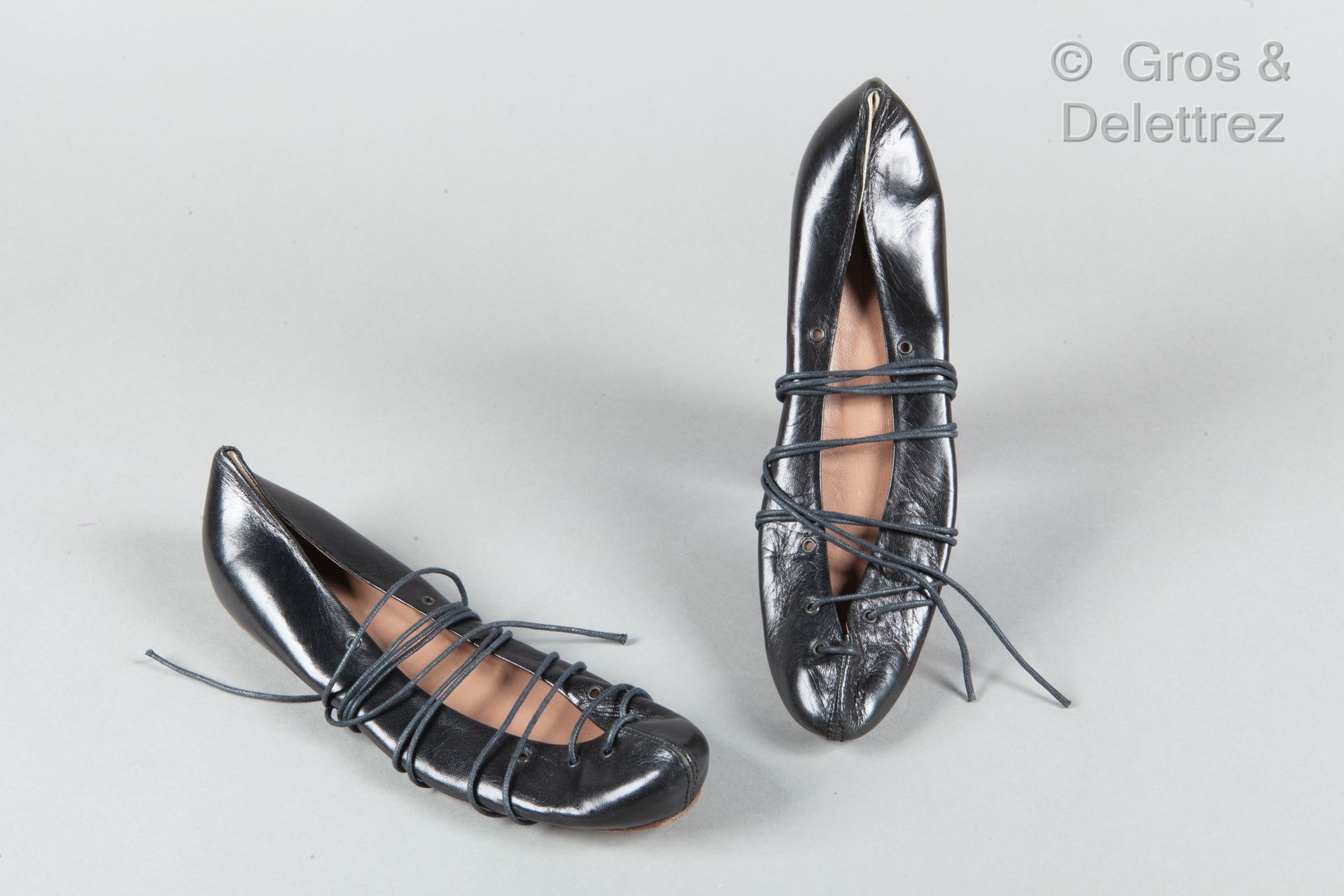 ALAÏA Pair of lace-up ballerinas in black lambskin, leather soles. T.37.