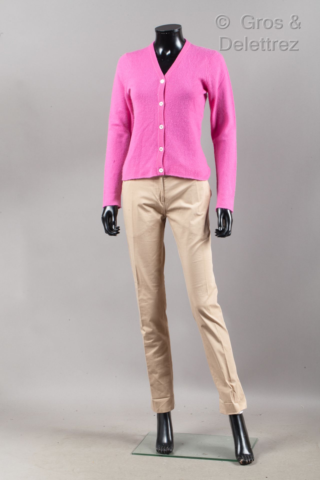 Lucien PELLAT FINET, FENDI 套装包括一件100%粉色羊绒开衫，V领，单排扣，长袖，和米色棉质长裤。T.S.